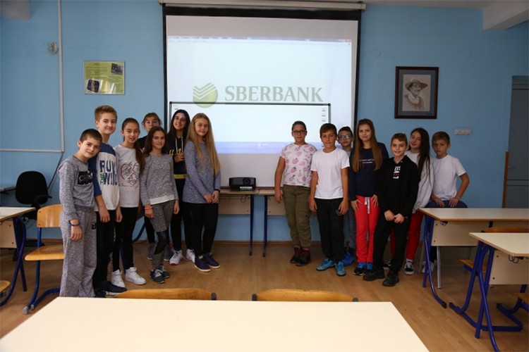 Sberbank donirala interaktivnu tablu i sportske rekvizite školi iz Trna