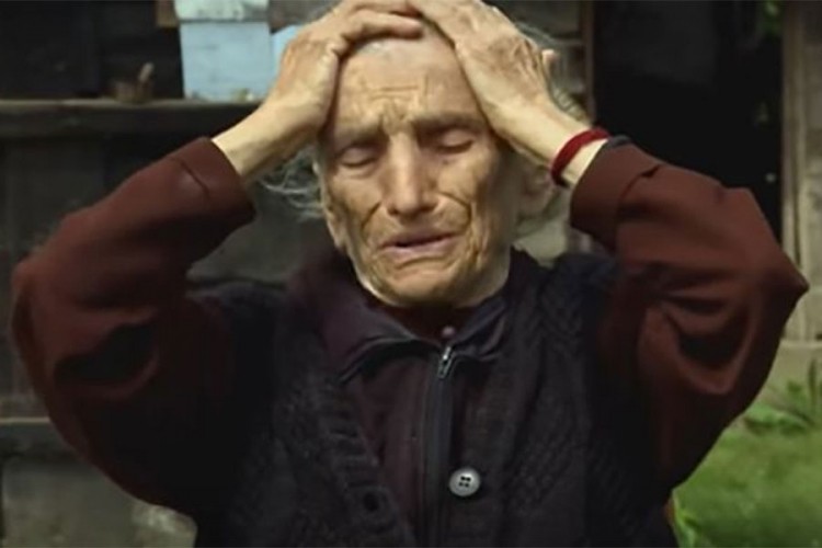 Preminula baka koja je grlila lobanju sina, simbol užasa rata u BiH