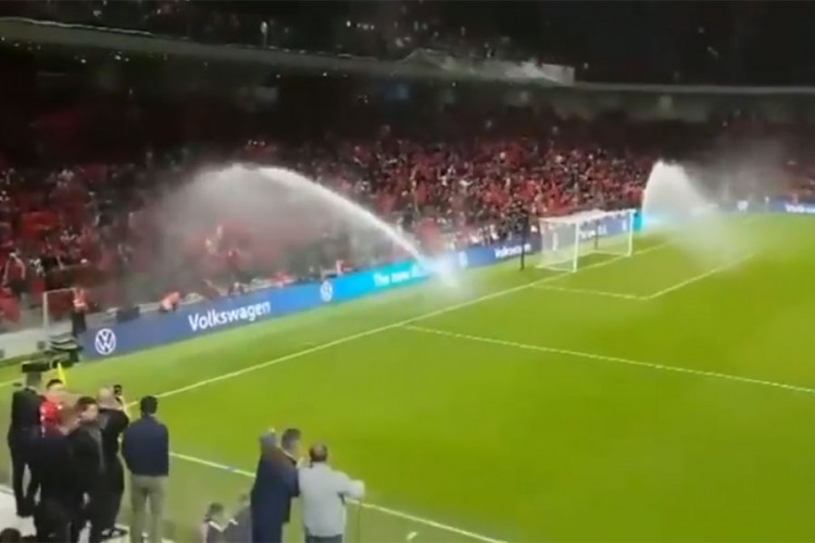 Albanska blamaža na otvaranju stadiona: Umjesto trave zalili navijače