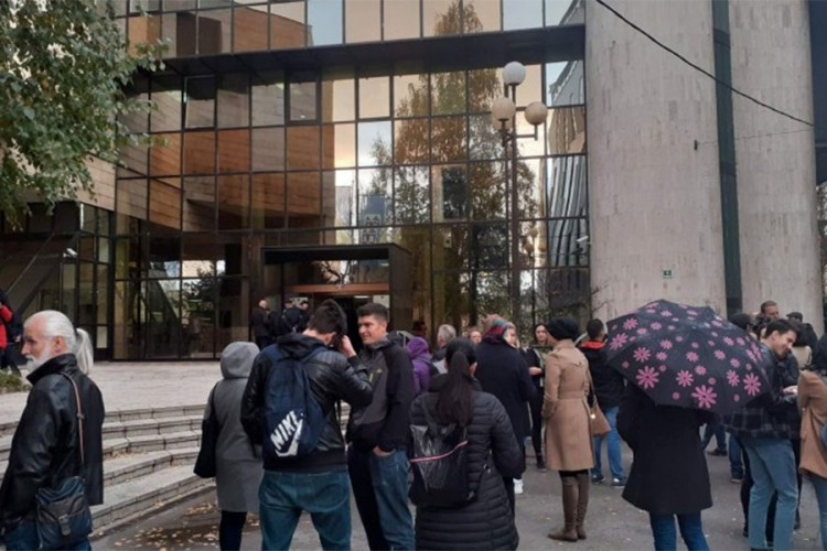 Građani se okupili ispred Federalnog parlamenta zbog štićenika Zavoda Pazarić