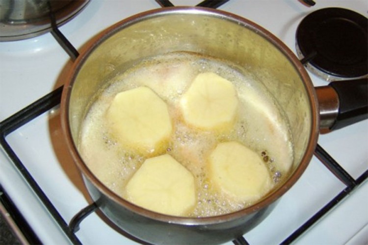 Zašto krompir ne treba stavljati u ključalu vodu?