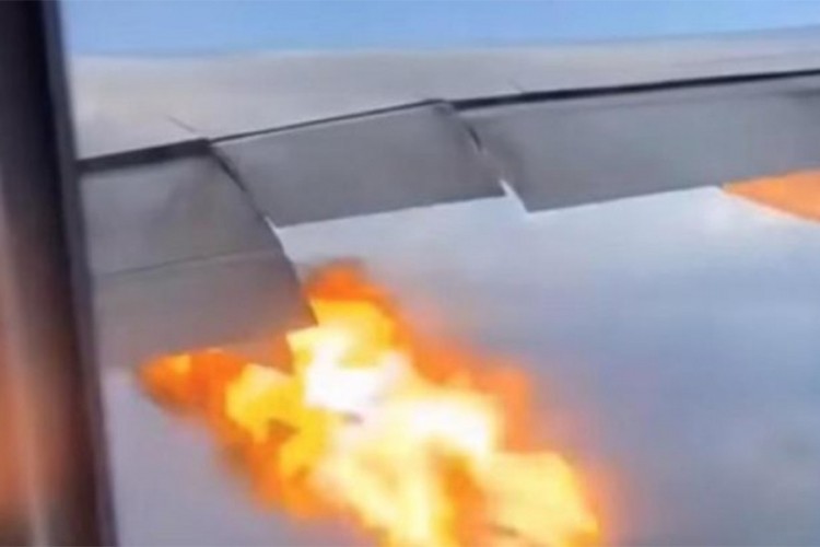 Zapalio se avion sa 347 putnika: Kroz prozor gledali kako gori krilo