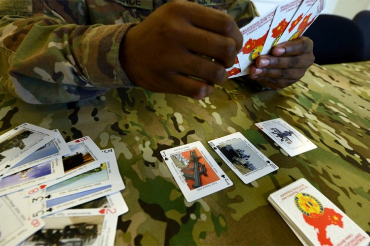 Vojnici igraju karte sa ruskim, kineskim i iranskim oružjem