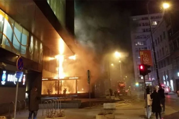 Požar u ugostiteljskom objektu tržnog centra BBI u Sarajevu