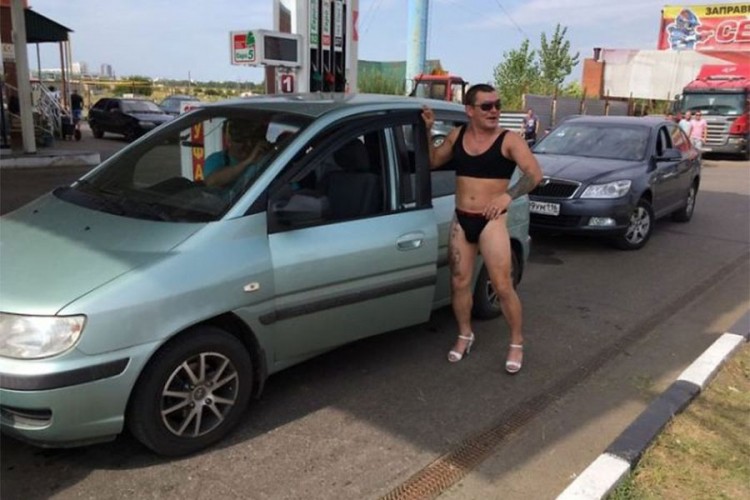 Samo u Rusiji: Ko dođe u bikiniju dobije besplatno gorivo