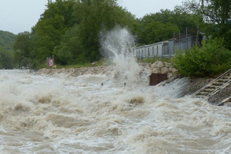 U poplavama u Francuskoj dvoje nestalih, poplavljene stotine kuća