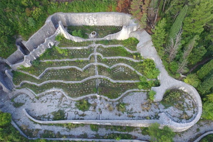 Devastirano Partizansko spomen-groblje u Mostaru