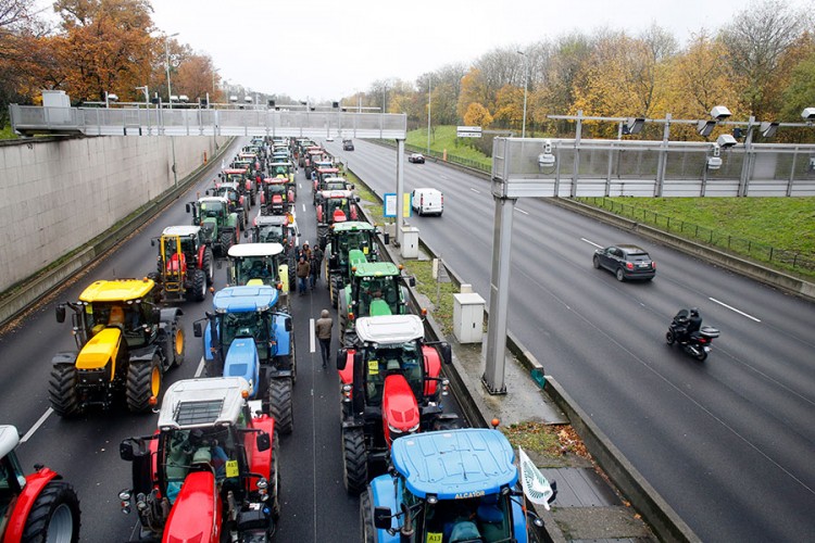 Hiljade farmera blokiralo Pariz: "Makron, odgovori nam!"