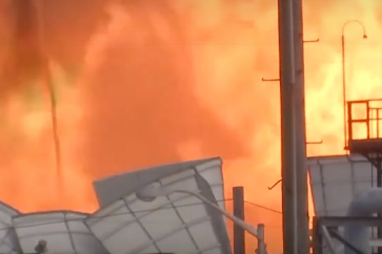 Zbog požara u hemijskom postrojenju evakuisano 10.000 ljudi