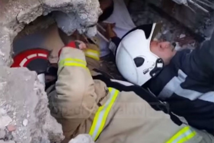 Dramatičan snimak spašavanja muškarca zaglavljenog ispod ruševina
