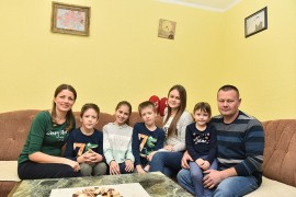 U posjeti sedmočlanoj porodici Štrbac: S puno ljubavi i maminim krofnama dočekuju Novu ...