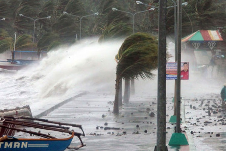 Hiljade ljudi sklanjaju se pred tajfunom