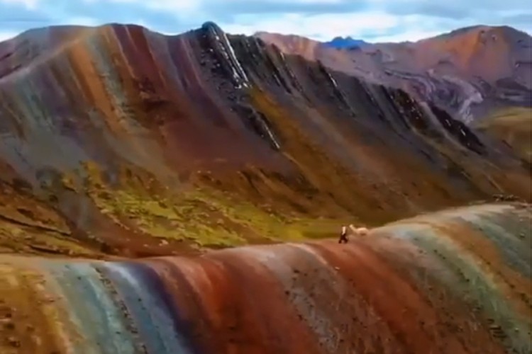 Očaravajuće planine duginih boja