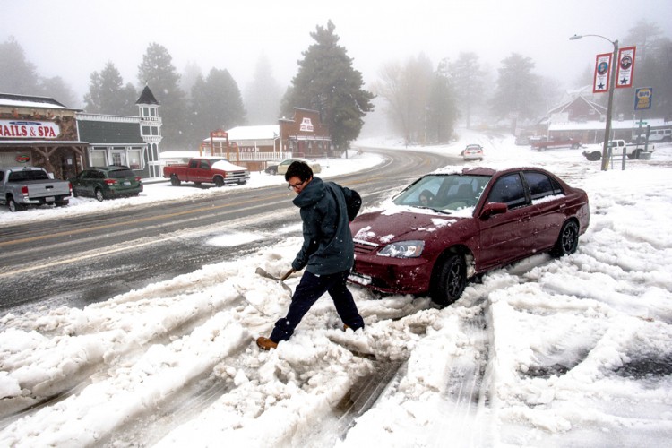 Snježna oluja zatvara škole i obustavlja letove u SAD