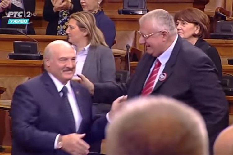 Lukašenko prekršio protokol, prišao Šešelju i pozdravio ga