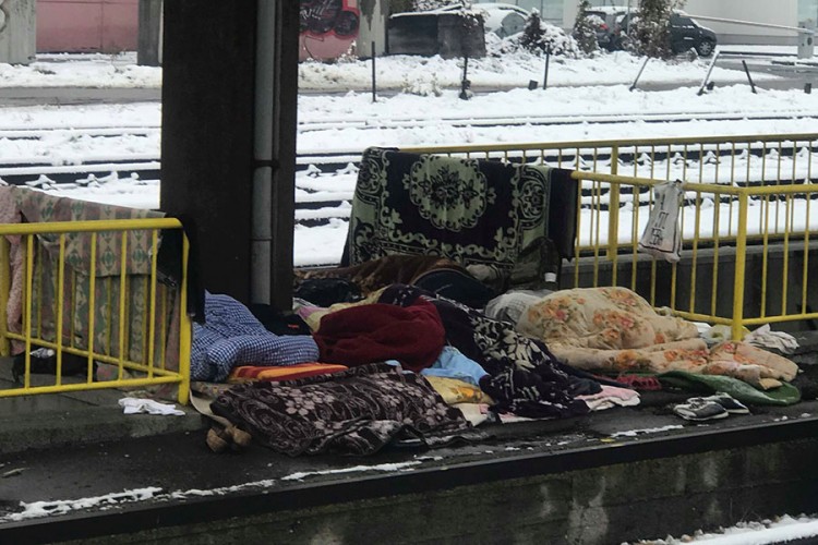Migranti osvanuli mokri i bolesni na autobuskoj stanici u Tuzli