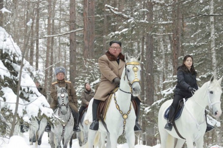 Kim uzjahao bijelog konja i opet se popeo se na bijelu planinu
