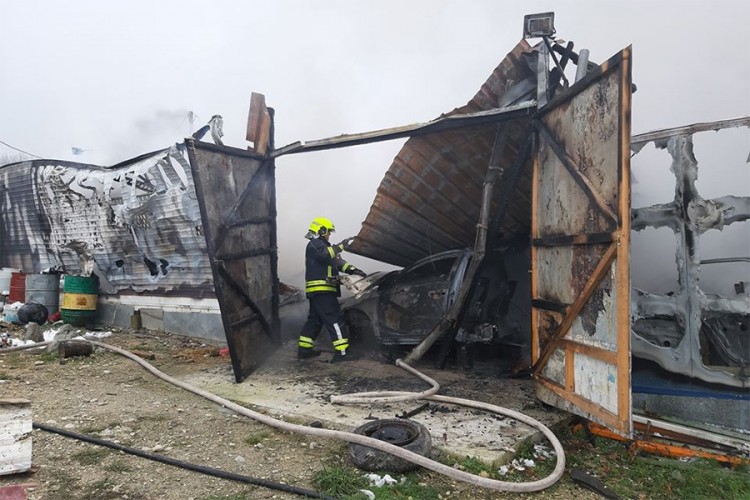 Izgorjeli hala i automobil na auto-otpadu u Banjaluci