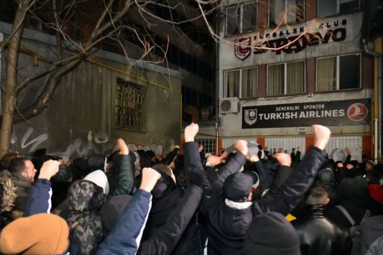 Protest navijača FK Sarajevo, napadnuta ekipa TV Nova BH