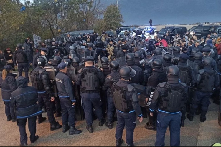 Policija silom deblokirala deponiju Uborak, ima povrijeđenih
