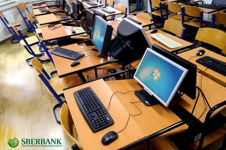 Sberbank Banjaluka donirala pet računara Medicinskoj školi u Banjaluci