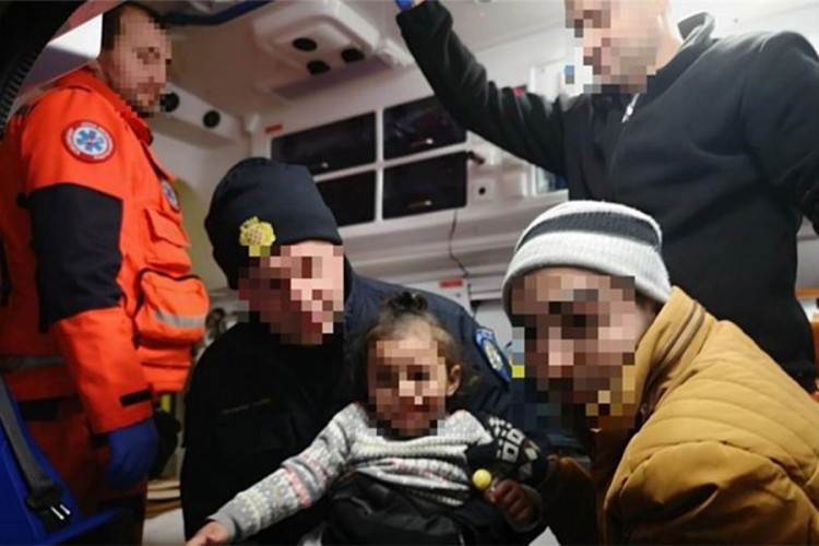 Hrvatska policija na Plješivici zatekla trudnicu, dvoje djece i dva muškarca