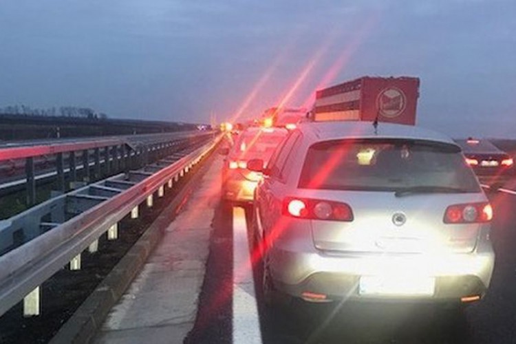 Nesreća na autoputu ka Hrvatskoj: Kilometarska kolona