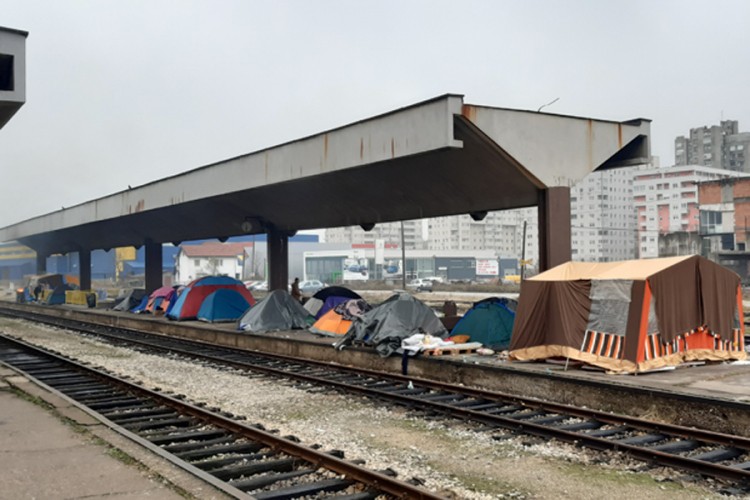 Migranti razvukli šatore pored vozova