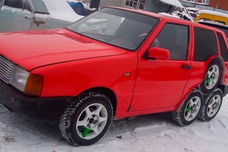 Rusi pretvorili Fiat Uno u čudo na osam točkova