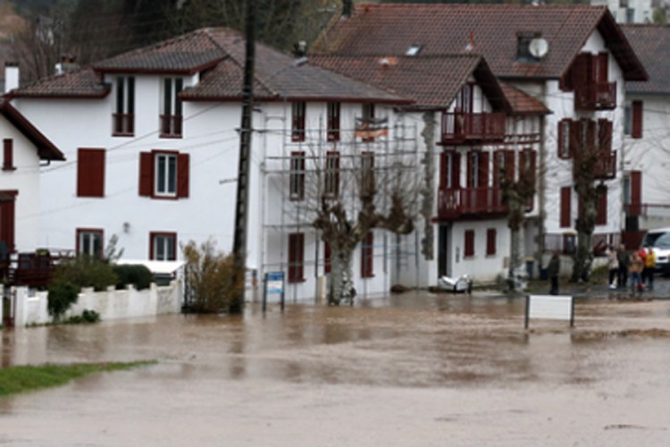 Snažna oluja u Francuskoj, ima mrtvih, 400.000 domova bez struje