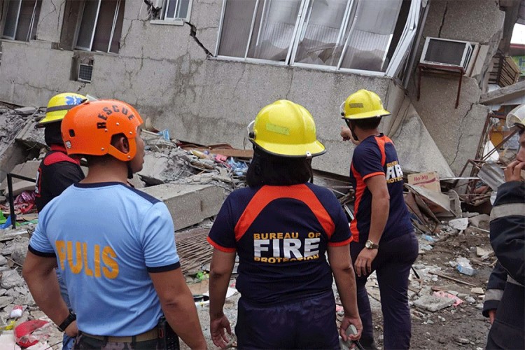 Pet mrtvih u zemljotresu na Filipinima, traga se za nestalim