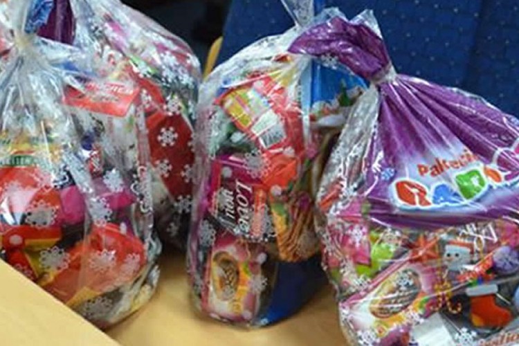 Novogodišnji paketići za romsku djecu