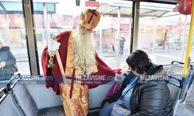 Sveti Nikola obradovao mališane u gradskim autobusima u Banjaluci
