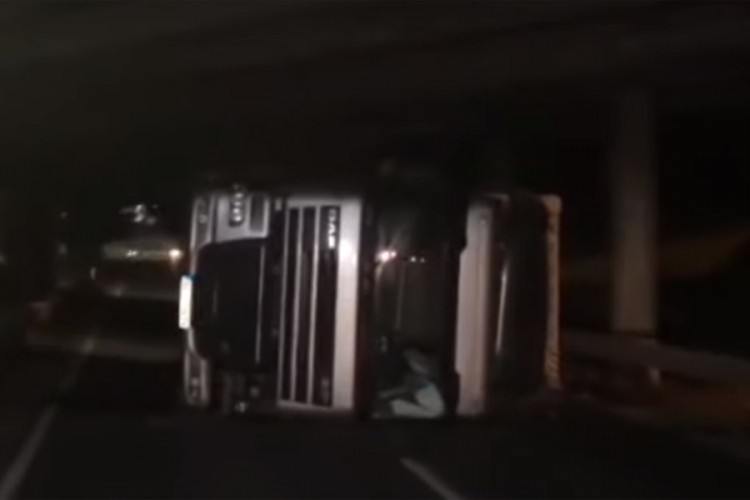 Kamion udario u nadvožnjak kod beogradskog aerodroma