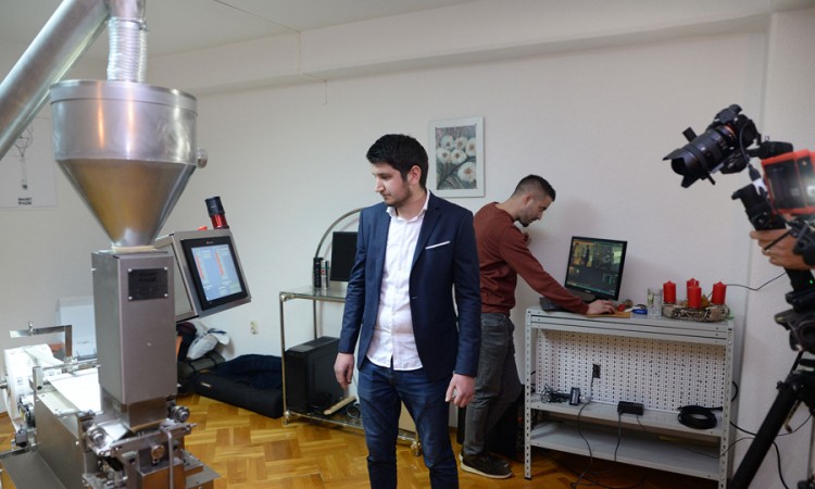 Inovatori iz BiH osmislili najbrži stroj za pakovanje šećera na svijetu