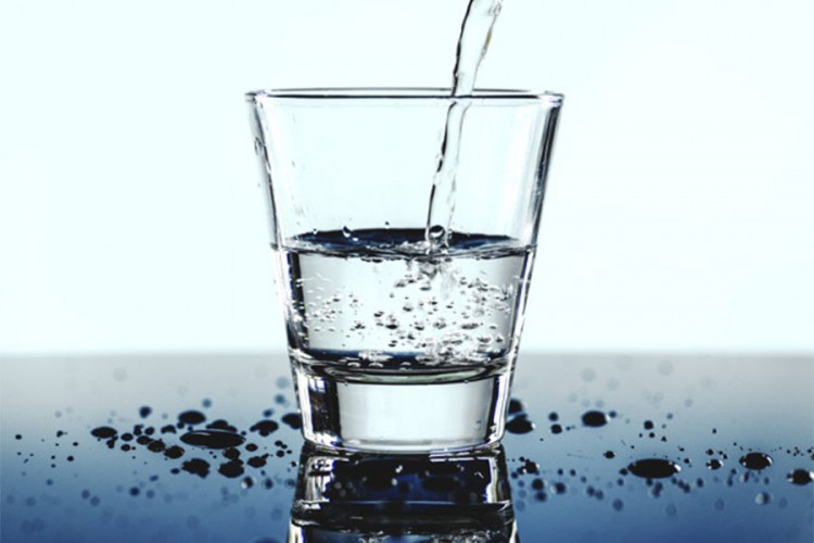 Može biti opasna: Koliko vode treba piti dnevno