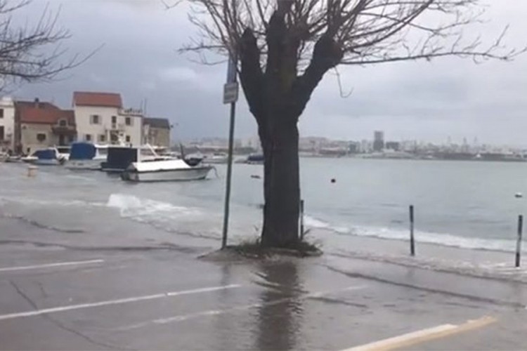 Olujni vjetar potopio čamce u Dalmaciji