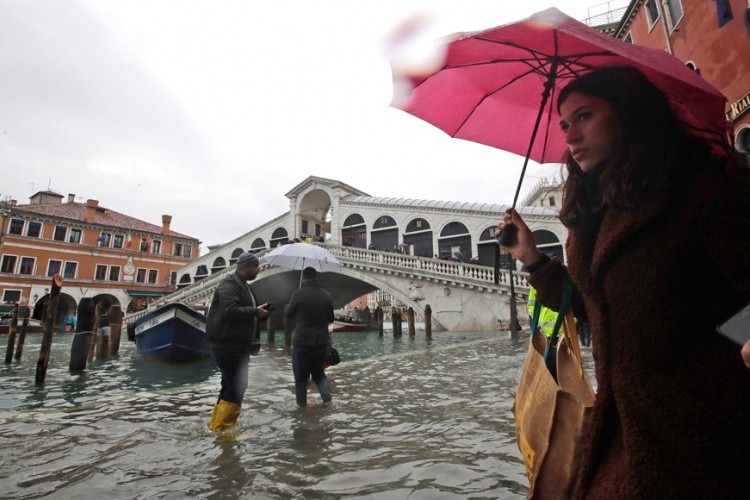Venecija ponovo pod vodom, plimni talas visok 144 centimetra