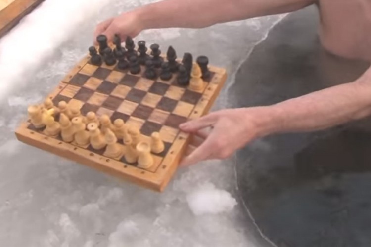Baka majstor za šah: Igra dok sjedi u ledenoj vodi
