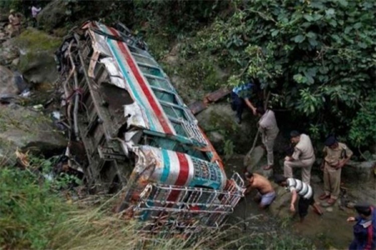 Autobus se survao u provaliju u Indoneziji, 25 mrtvih