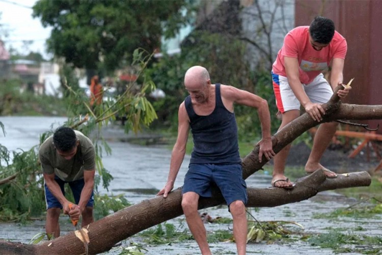 Tajfun poremetio proslavu Božića na Filipinima