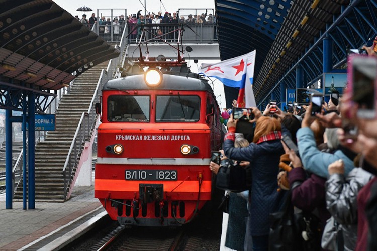 Prvi putnički voz iz Moskve stigao preko mosta na Krim