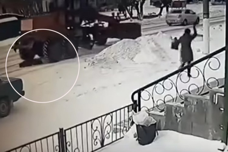 Uznemirujući snimak: Grtalica za snijeg prešla preko žene