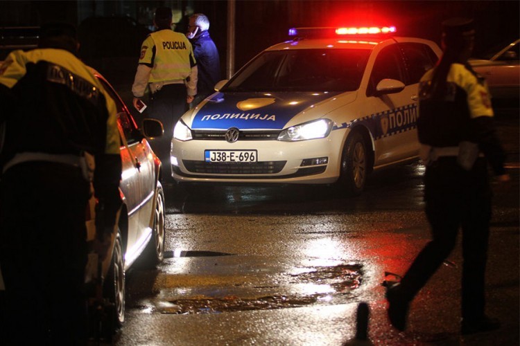 Muškarca udario auto na parkingu u Trnu, bori se za život
