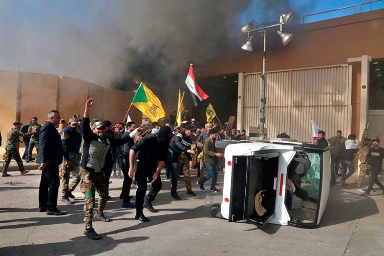 Ambasada SAD u plamenu, bijesni Iračani razvalili vrata i ušli u zgradu
