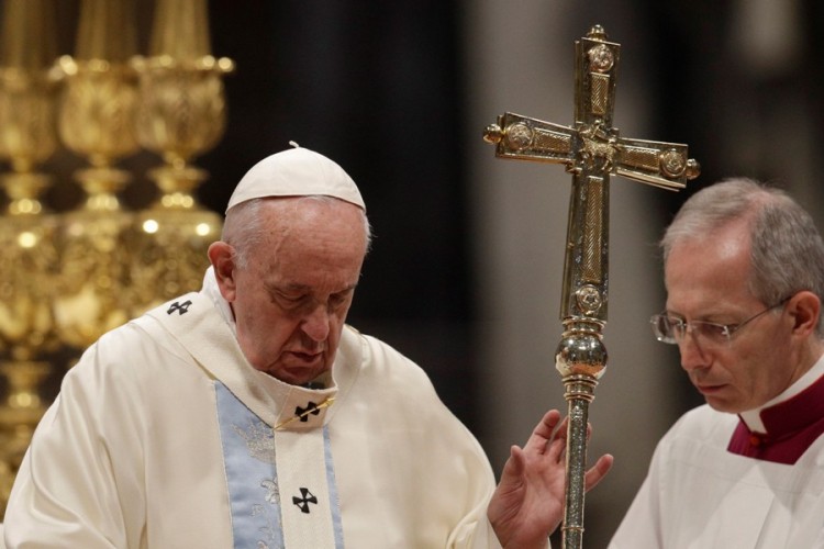 Papa Franjo po ruci udario ženu koja ga je povukla