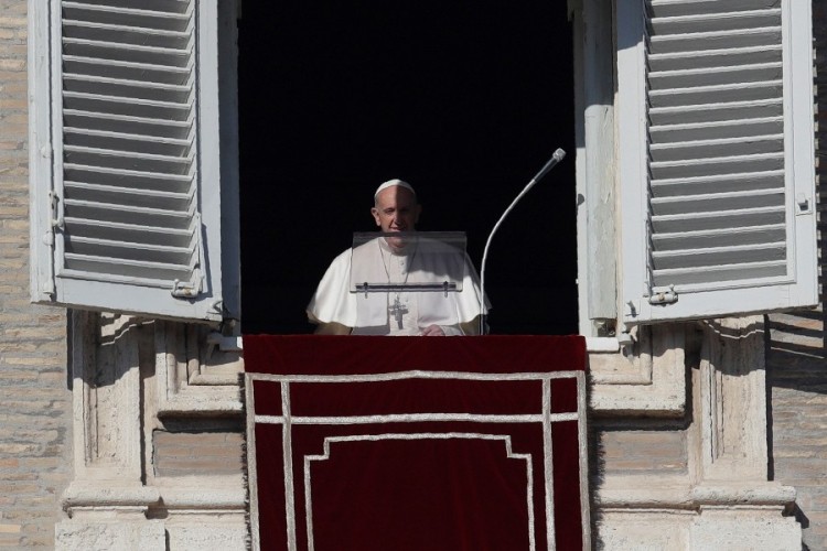 Papa se izvinio jer je udario ženu po ruci