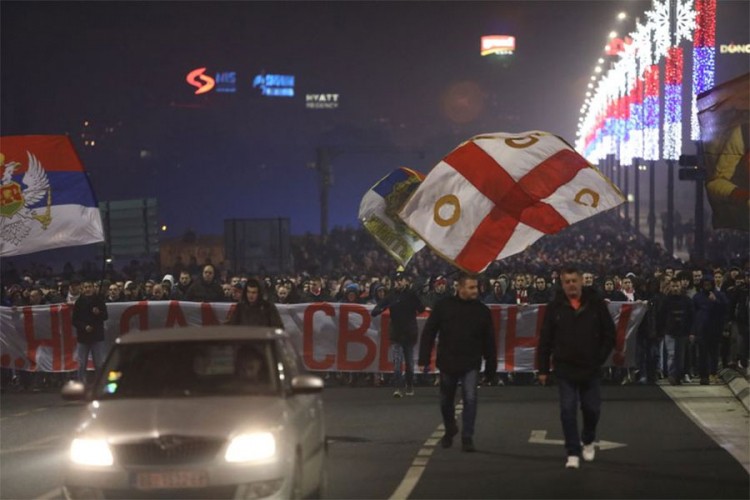 Navijači Zvezde u šetnji podrške Srbima u Crnoj Gori