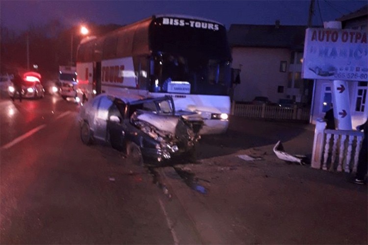 Muškarac povrijeđen u sudaru auta i autobusa u Klašnicama