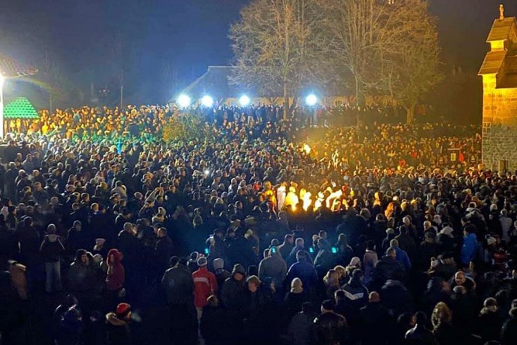Crna Gora na nogama: 15.000 vjernika ispred Đurđevih stupova